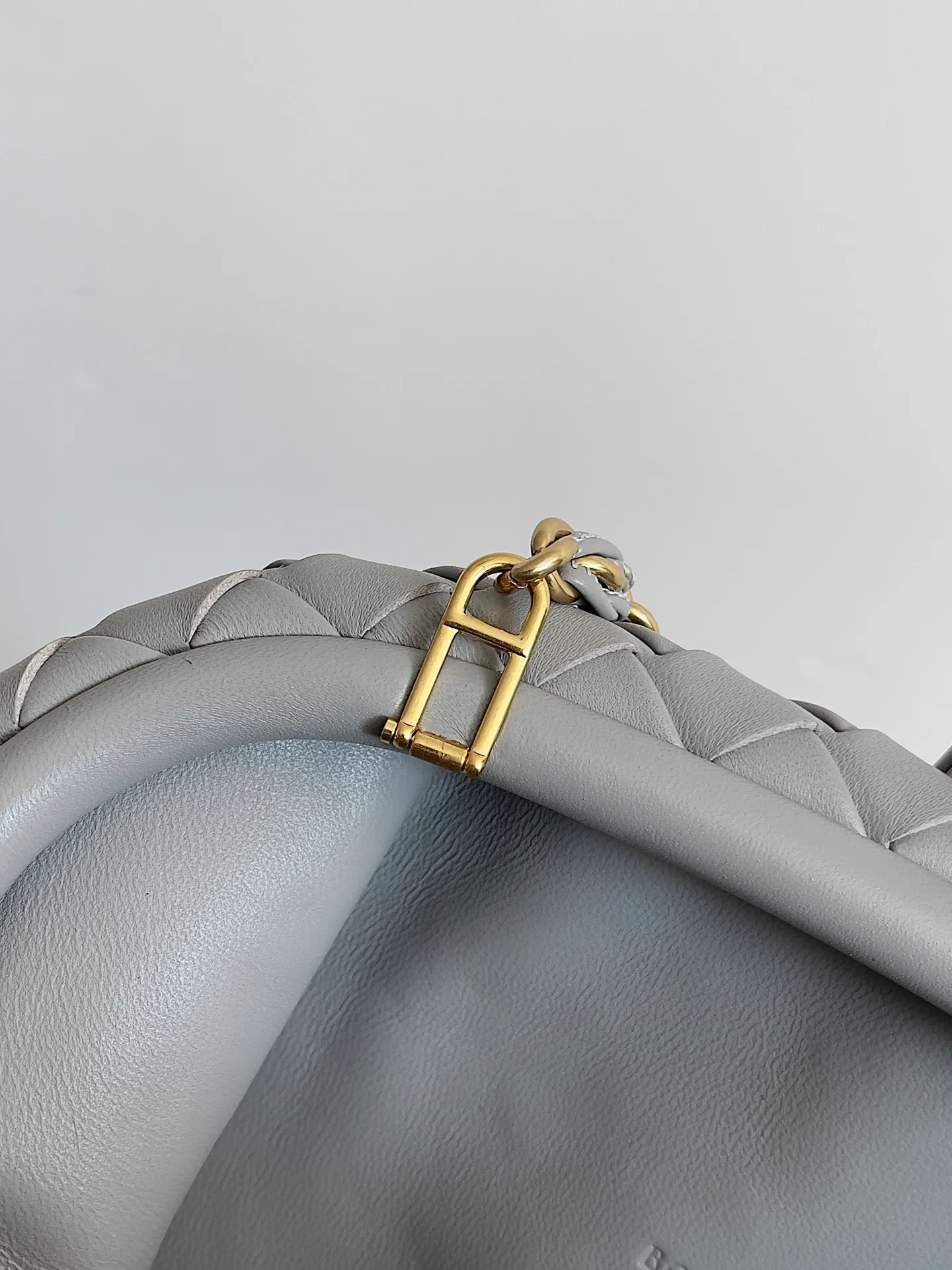 Batch 2260 BOTTEGA VENETA Lady's LAUREN CLUTCH Chain Clutch was inspired by 40 years ago. It is a perfect fusion of classic and modern bags. It is effortless and fashionable for any occasion and at any time. The newly added detachable metal chain allows people to have more ways to carry it. It is grand and elegant. Style No.: 785807 Size: 31.5*16.5*11cm